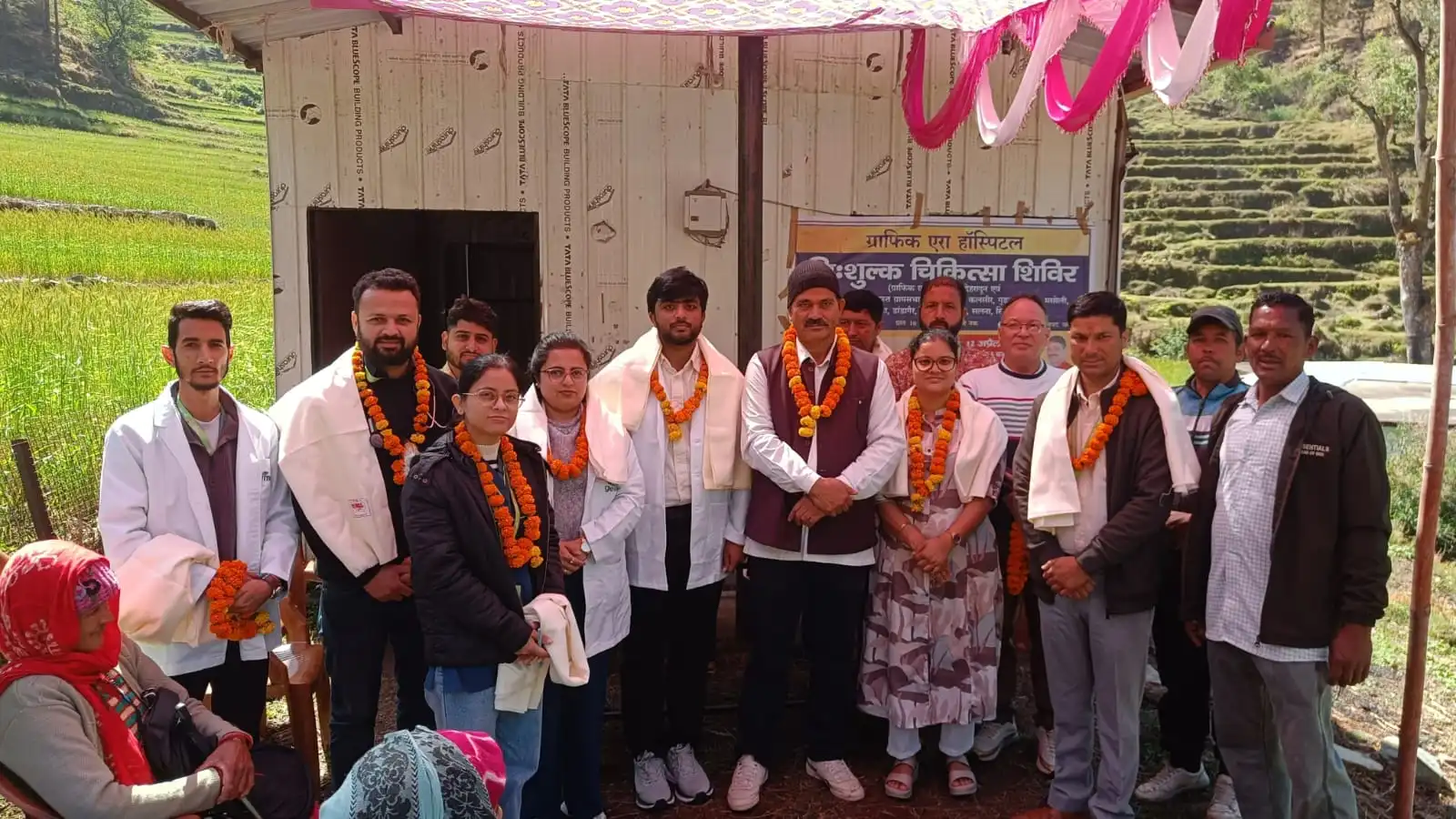 हापला बाजार पोखरी में आयोजित मुफ्त स्वास्थ्य शिविर में मरीजों की जांच करते डॉक्टर