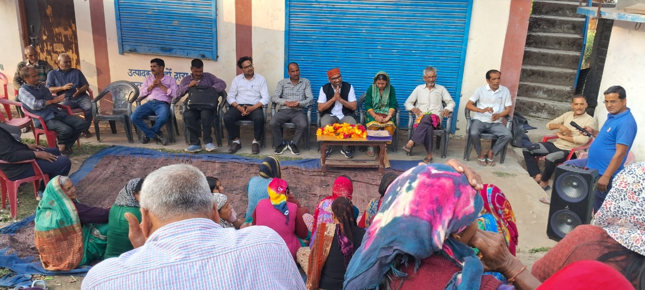 कंडारा वार्ड के जिला पंचायत सदस्य अजयबीर सिंह भंडारी ने आशों-जयकण्डी में की चौपाल, ग्रामीणों के साथ विकास की रूपरेखा पर चर्चा।